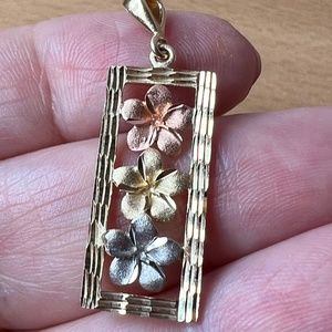 VINTAGE 14K TRI COLOR YELLOW ROSE WHITE GOLD PLUMERIA FLOWERS CHARM PENDANT